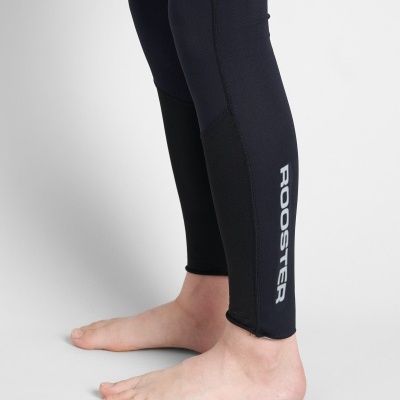 Leggings pretas com o texto ROOSTER na perna mostradas em fundo branco