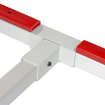 Estrutura metálica cinza claro com reforços vermelhos e peça de conexão em 'T'