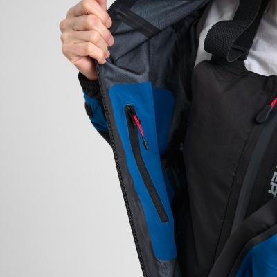 Casaco azul e preto com bolso interior com fecho