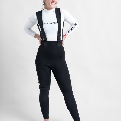 Mulher com meia-calça preta com alças e camisa branca com texto ROOSTER