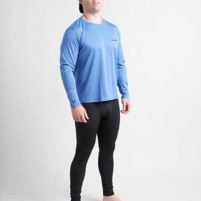 Homem com t-shirt azul de manga comprida e calças justas pretas