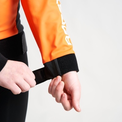 Manga de fato desportivo laranja com fecho ajustável preto em velcro