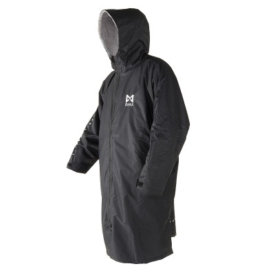 Casaco impermeável preto com capuz e estampagem DAVID