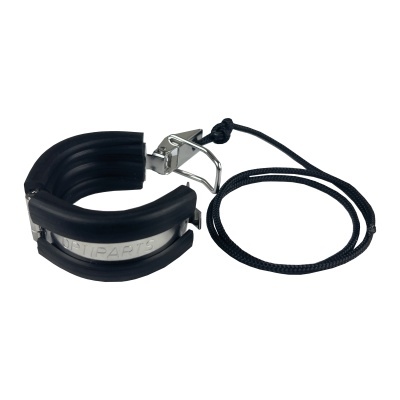 Suporte preto de borracha com peça metálica DSTPARTS e corda preta sobre fundo branco