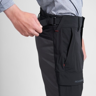 Calças técnicas pretas com bolsos e ajuste na cintura em pessoa com camisa cinza