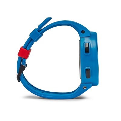 Relógio digital azul com bracelete em silicone e botões laterais