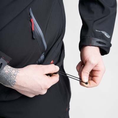 Casaco técnico preto com detalhes vermelhos e cinza e logótipo branco na manga direita