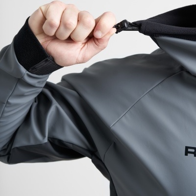 Jaqueta cinzenta impermeável com punhos pretos ajustáveis e fecho de correr