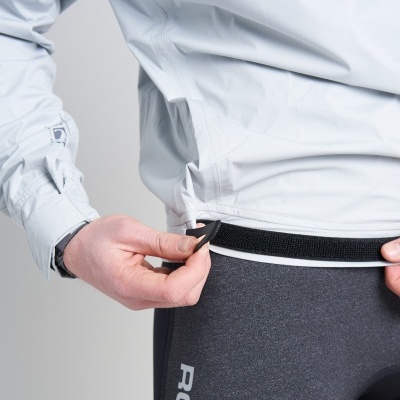 Jaqueta cinza claro com fecho em velcro na manga e calças justas cinza escuro com texto ROOC