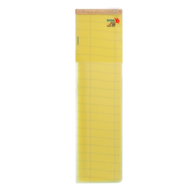 Cortina amarela translúcida com acabamento em madeira clara e texto impresso