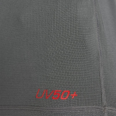 Detalhe de tecido cinzento escuro com textura tipo rede e bordado vermelho UV50+