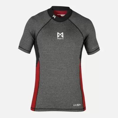 Camiseta desportiva cinza, preta e vermelha com logótipo MAGIC e UV50+