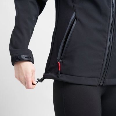 Casaco desportivo preto com fecho e bolso com puxador vermelho usado com leggings pretas