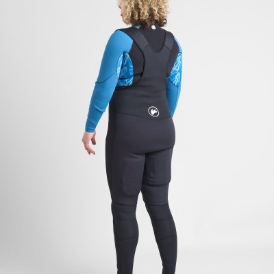 Pessoa com fato de mergulho preto e azul de costas