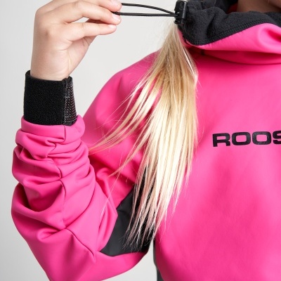 Camisola desportiva rosa com capuz ajustável e texto 'ROOS' em pormenor