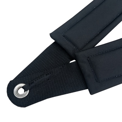 Correia preta acolchoada para instrumento musical com ilhós metálico