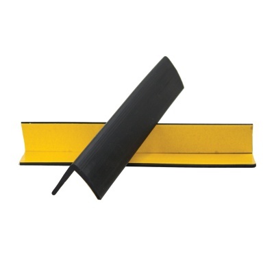 Proteção de canto em plástico preto e amarelo sobre fundo branco.