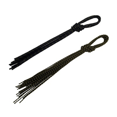 Dois cordões coloridos com pontas de plástico, um preto com pontos amarelos e outro verde-escuro com pontos amarelos sobre fundo branco