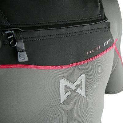 Roupa esportiva cinza e preta com detalhes em rosa e zíper