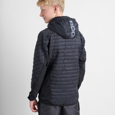 Homem vestido com jaqueta preta acolchoada com capuz e o texto RDD no capuz