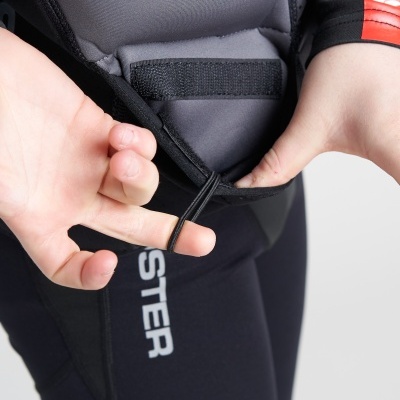 Parte de fato de neoprene cinza e preto com detalhes em vermelho e calças pretas com texto MASTER