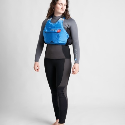 Mulher com fato de mergulho e colete salva-vidas