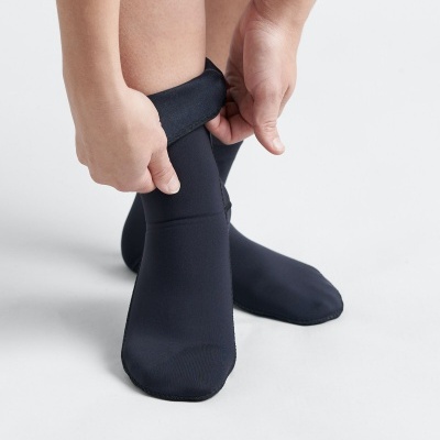 Pessoas a vestir meias pretas elásticas sobre fundo branco