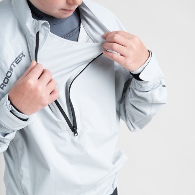 Casaco desportivo cinzento claro com fecho vertical no peito e marca ROOTER na manga