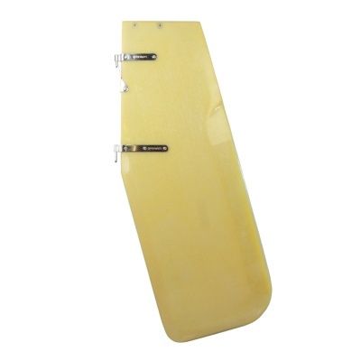 Aleta de leme amarela com dobradiças pretas sobre fundo branco