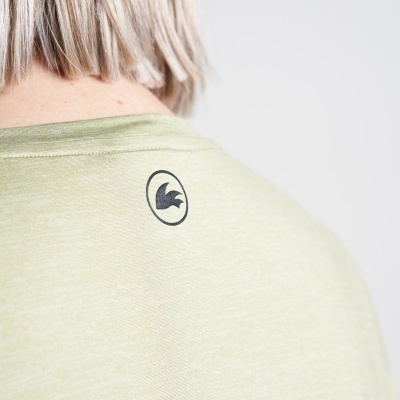 T-shirt verde claro com logotipo preto circular nas costas