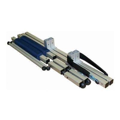 Estrutura metálica dobrável com revestimento azul e alças pretas