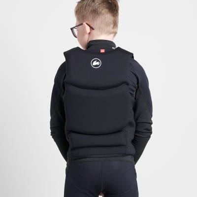 Criança de costas com colete acolchoado preto e roupa preta