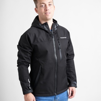 Casaco preto de homem com capuz e fecho de correr, em fundo branco