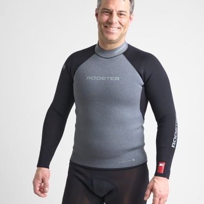 Homem com fato de mergulho preto e cinza com marca ROOSTER