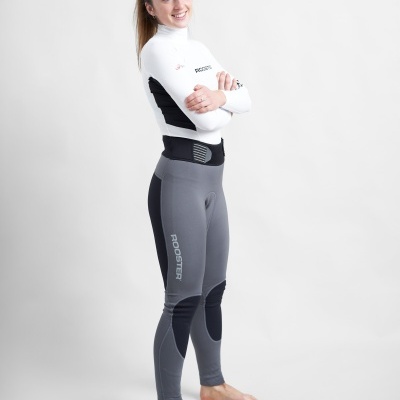 Mulher com roupa desportiva cinzenta e branca, com texto ROOSTER, em fundo branco