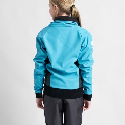 Criança de costas com casaco azul claro e calções cinza escuro