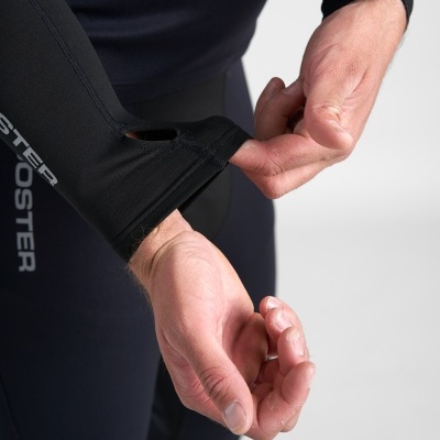 Roupa desportiva preta com abertura para o polegar nos punhos