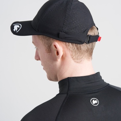 boné preto perfurado com fecho ajustável vermelho e camisola preta com gola alta