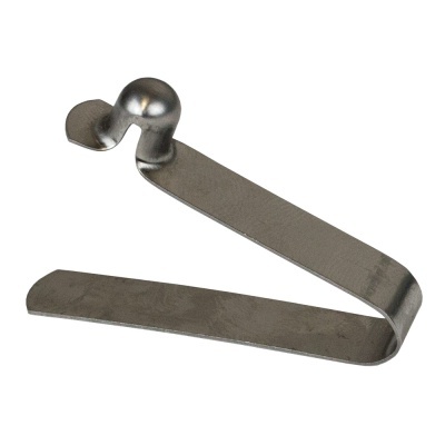 Gancho metálico prateado para pendurar em fundo branco