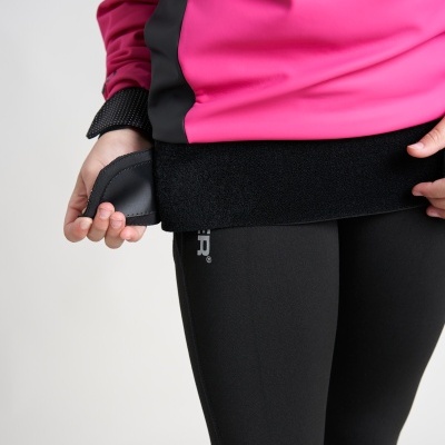 Detalhe de casaco rosa e preto com cinta de velcro e calças justas pretas