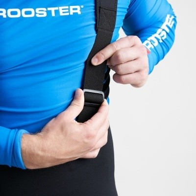 Pessoa a ajustar cinta preta de fato desportivo azul com texto ROOSTER