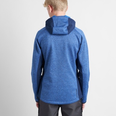 Casaco azul com capuz visto de costas num menino, fundo branco.