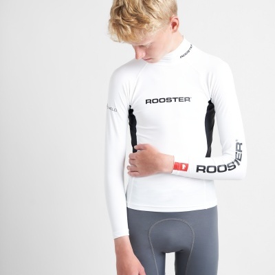 Camisola ajustada branca com logo ROOSTER e calças cinzentas ajustadas