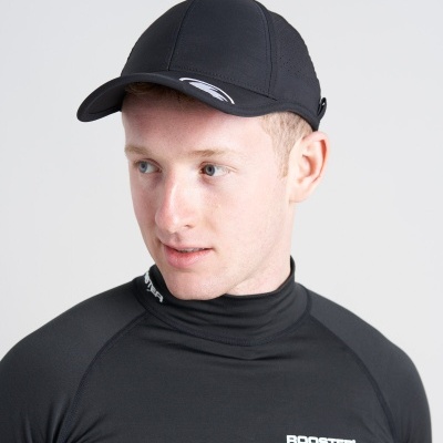 Homem com camisola desportiva preta e boné preto