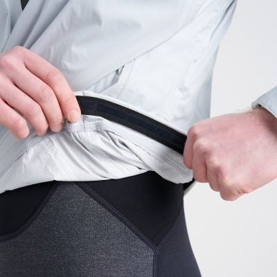 Pessoa a vestir casaco cinza claro com velcro preto e leggings cinza escuro