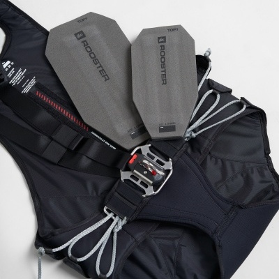 Colete de proteção tático preto com placas de proteção cinza