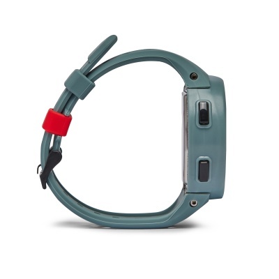 Relógio digital com bracelete verde azulada e argola vermelha sobre fundo branco