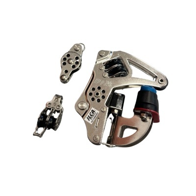 Peças metálicas prateadas e pretas para escalada com trava azul e vermelha