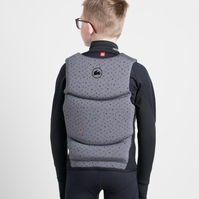 Criança de costas com colete protetor cinzento e roupa preta