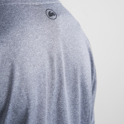 Camisola cinza mesclada com logotipo preto redondo na parte superior das costas